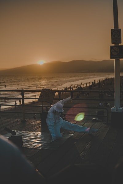 海边穿着白夹克的男人